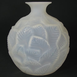 Lalique Vase Ormeaux signed R.Lalique