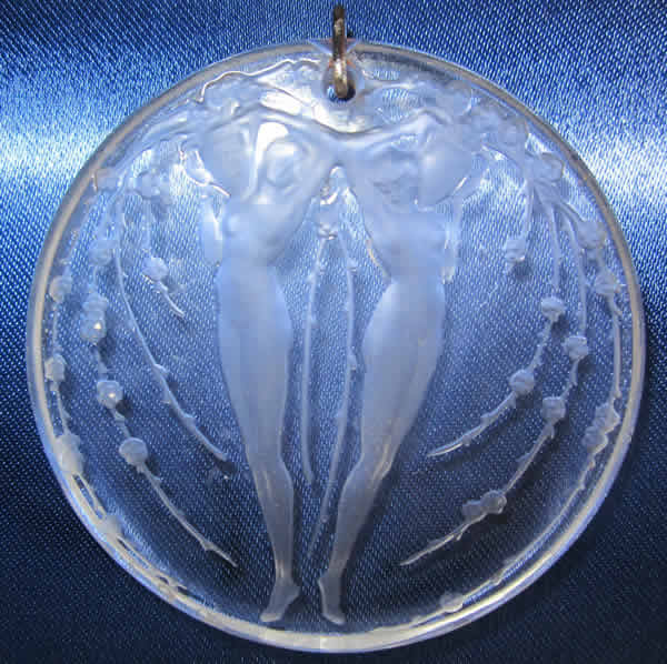 Rene Lalique Pendant Deux Figurines Et Fleurs