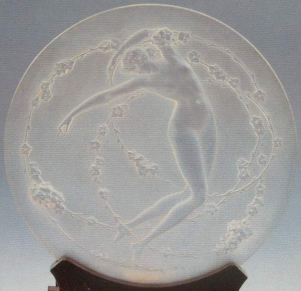 Rene Lalique Une Figurine Et Fleurs Decoration