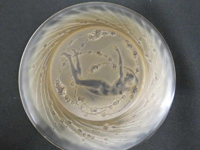 Rene Lalique Plate Une Figurine Et Fleurs