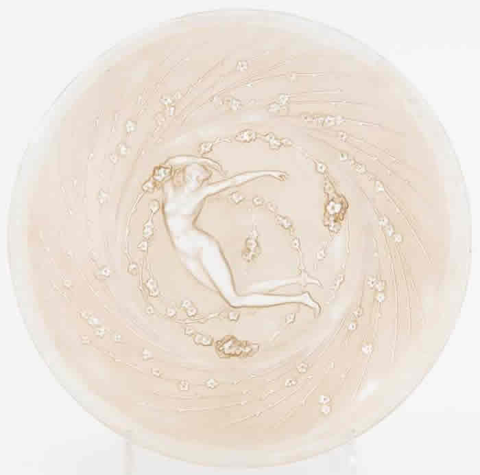 Rene Lalique Plate Une Figurine Et Fleurs