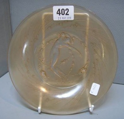 Rene Lalique Une Figurine Et Fleurs Plate