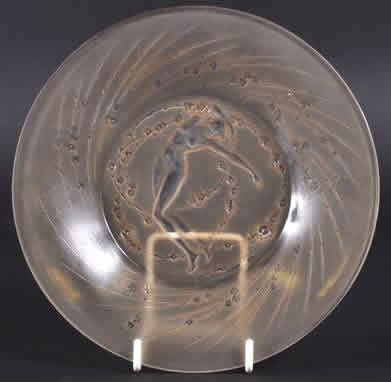 Rene Lalique Plate Une Figurine Et Fleurs