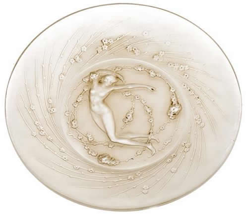 Rene Lalique Assiette Une Figurine Et Fleurs