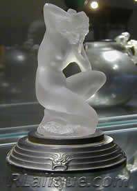 R Lalique Motif Decoratif Sirene Bouchon et Masques Bakelite Base